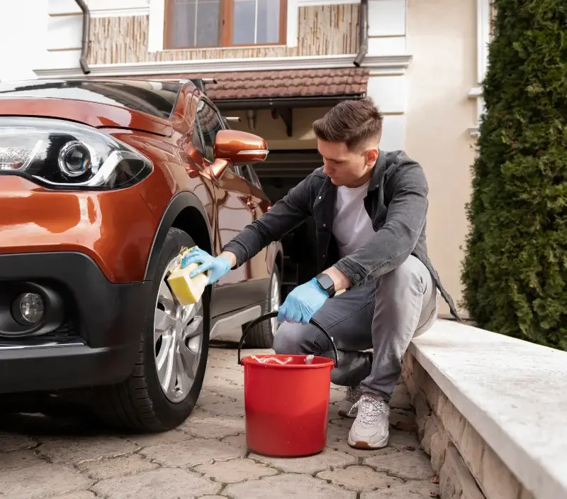 Lavage auto à domicile Saint-Rome-de-Cernon : professionnel intervenant sur un véhicule